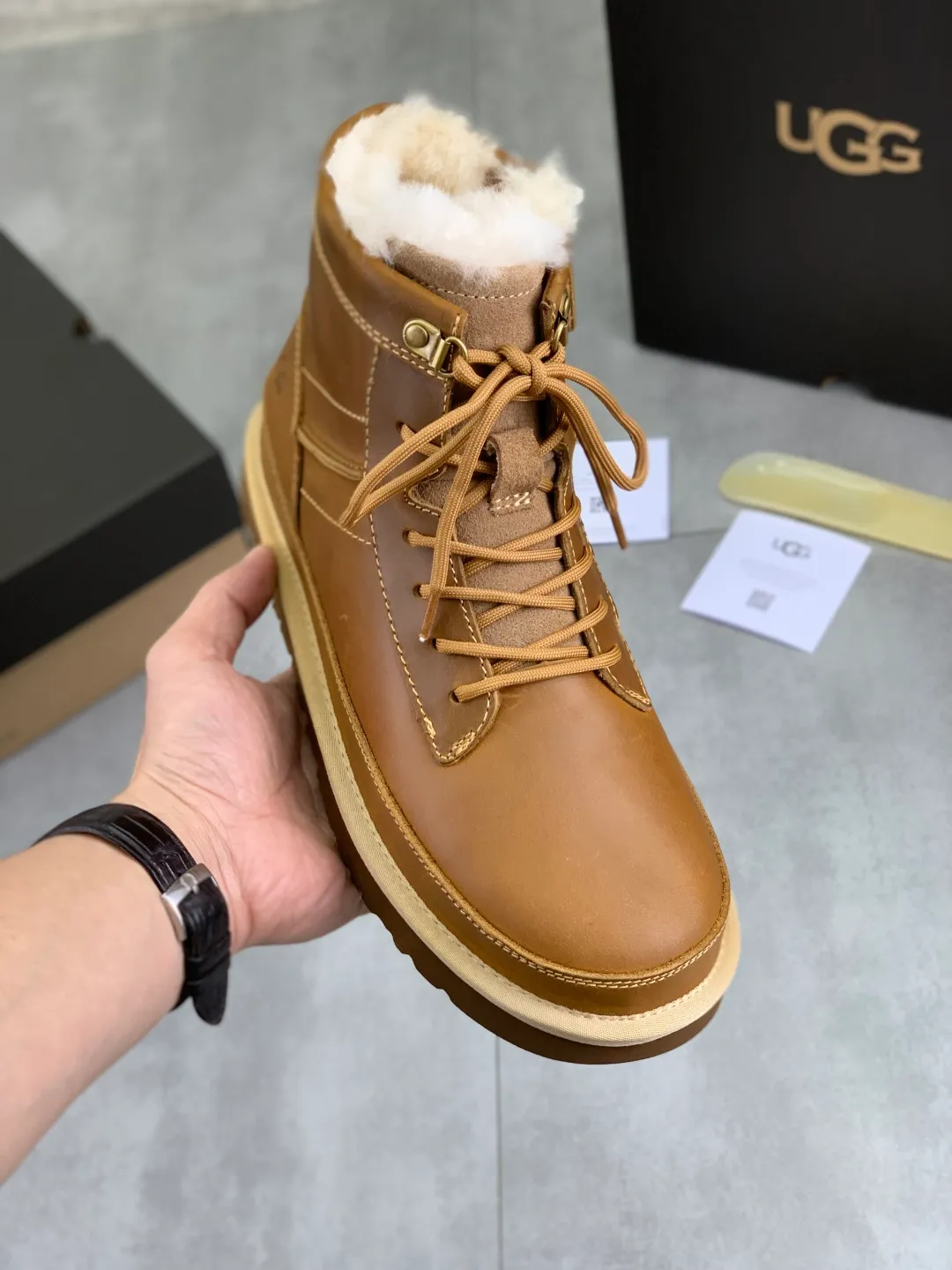 Men's men's shoes 💰P640 New top version UGG 2025 autumn and winter high-top new casual shoes new series Ansley Mules Fashionable and comfortable shallow flat slip-on casual loafers ✨ Classic suede cowhide with 10mm wool lining Insole Fleece collar Soft and comfortable ❤️ Decorated with UGG classic heat embossed brand logo on the back side Full texture Lightweight rubber sole Anti-slip, wear-resistant and comfortable Color: Black Brown Size: 39-45